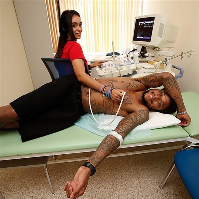 Nữ bác sĩ xinh đẹp cấm cầu thủ Nga làm chuyện ấy trước trận gặp Liverpool - Ảnh 1.