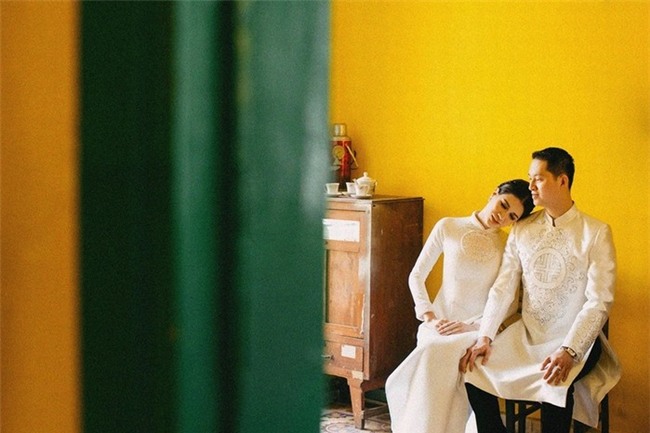 Cả hai diện trang phục truyền thống là áo dài trắng được thiết kế khá cầu kì để ghi lại khoảnh khắc hạnh phúc. - Tin sao Viet - Tin tuc sao Viet - Scandal sao Viet - Tin tuc cua Sao - Tin cua Sao