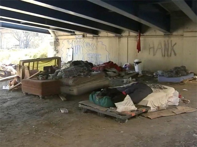 Khu vực ở tạm bợ của Johnny và những người vô gia cư tại Philadelphia trước khi nhận được sự giúp đỡ của Kate (Ảnh: ABC)