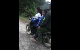 Bé gái đèo cả gia đình trên xe máy cà tàng phóng như bay