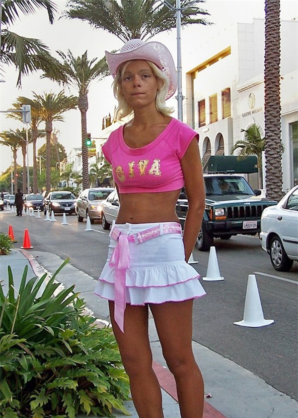 Chán màu da trắng, người phụ nữ có bộ ngực khủng nhất châu Âu chi cả đống tiền để sở hữu làn da đen đằm thắm - Ảnh 1.