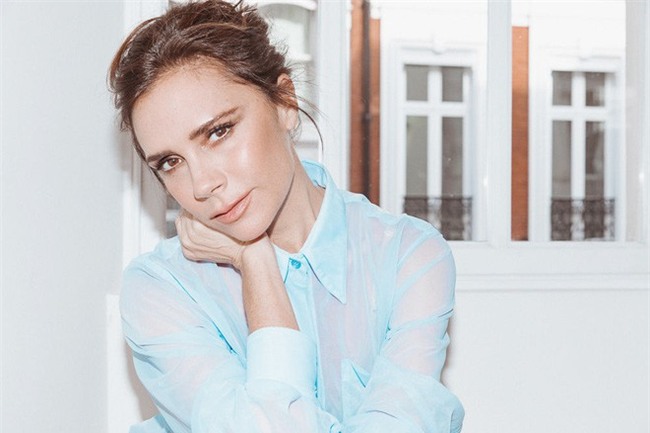 Phẫu thuật ngực tới 4 lần, Victoria Beckham thừa nhận đây là việc làm khiến cô hối hận - Ảnh 1.