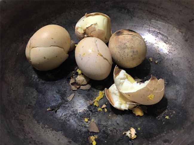 Cười rụng rốn với những pha mất não của hội mẹ bỉm sau sinh: Cá kho hóa cá thui rơm, tương ớt thành tương than - Ảnh 10.