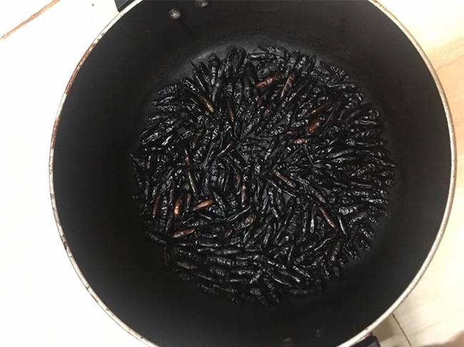 Cười rụng rốn với những pha mất não của hội mẹ bỉm sau sinh: Cá kho hóa cá thui rơm, tương ớt thành tương than - Ảnh 5.