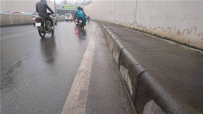 ha noi: hang loat xe may nam la liet trong ham kim lien vi ly do bat ngo - 3