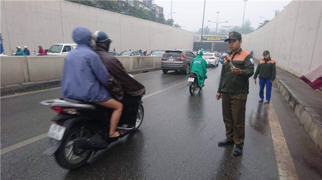 ha noi: hang loat xe may nam la liet trong ham kim lien vi ly do bat ngo - 4