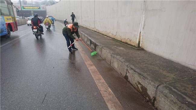 ha noi: hang loat xe may nam la liet trong ham kim lien vi ly do bat ngo - 5