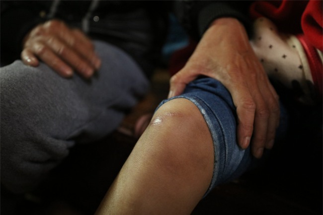 Clip: Bé trai 10 tuổi bị bạo hành dã man kể lại hành trình chạy trốn khỏi nhà bố đẻ, mẹ kế - Ảnh 4.