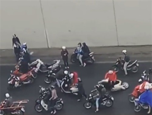 Clip: Nhiều xe máy trượt ngã, đổ la liệt trong hầm Kim Liên - Ảnh 2.