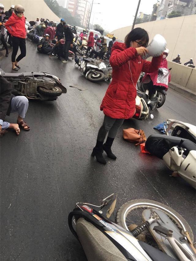 Clip: Nhiều xe máy trượt ngã, đổ la liệt trong hầm Kim Liên - Ảnh 5.