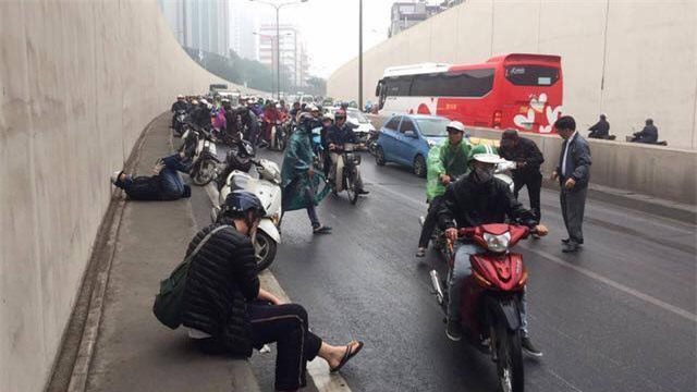 Clip: Nhiều xe máy trượt ngã, đổ la liệt trong hầm Kim Liên - Ảnh 6.