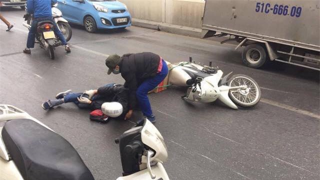 Clip: Nhiều xe máy trượt ngã, đổ la liệt trong hầm Kim Liên - Ảnh 7.