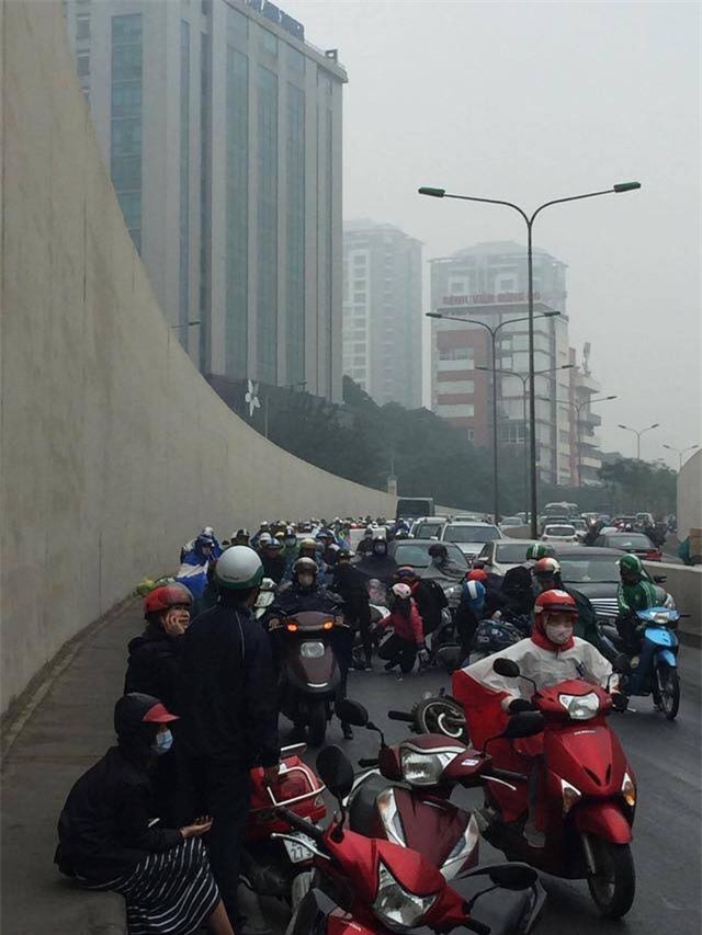 Clip: Nhiều xe máy trượt ngã, đổ la liệt trong hầm Kim Liên - Ảnh 8.