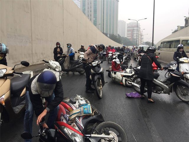 Clip: Nhiều xe máy trượt ngã, đổ la liệt trong hầm Kim Liên - Ảnh 3.