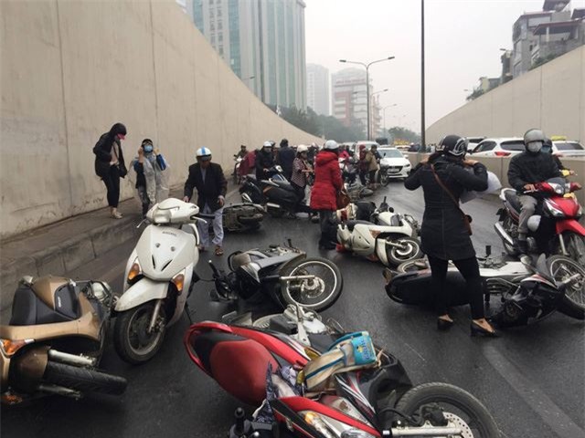 Clip: Nhiều xe máy trượt ngã, đổ la liệt trong hầm Kim Liên - Ảnh 4.