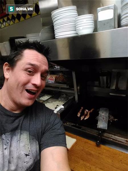 Nhân viên nhà hàng ngủ quên, khách đói bụng tự tiện mò vào bếp hành động - Ảnh 1.