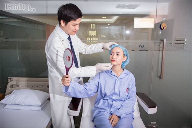 Bác sĩ thẩm mỹ rùng mình hút ra hai mươi cốc mủ từ ngực nạn nhân biến chứng nặng sau khi tiêm Filler “rởm” (P.2)