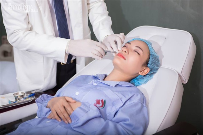 Bác sĩ thẩm mỹ rùng mình hút ra hai mươi cốc mủ từ ngực nạn nhân biến chứng nặng sau khi tiêm Filler “rởm” (P.2)