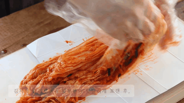 suot ngay an kim chi nhung ban da biet cat va bay kim chi len dia dung cach chua? - 11