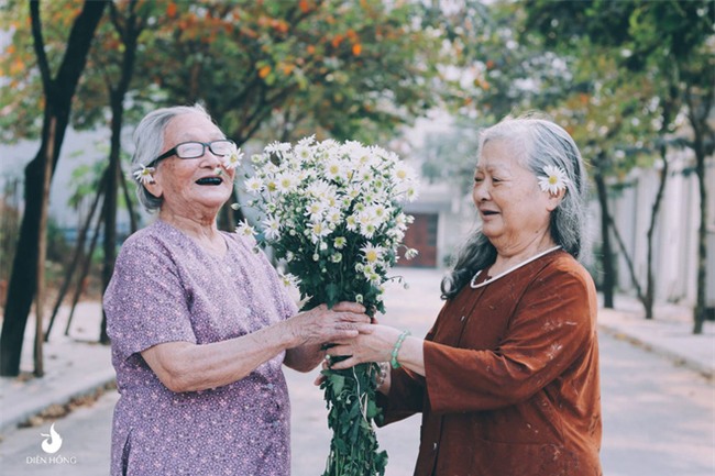 “Em gái mưa” phiên bản U80 gây sốt cộng đồng mạng - Ảnh 5.