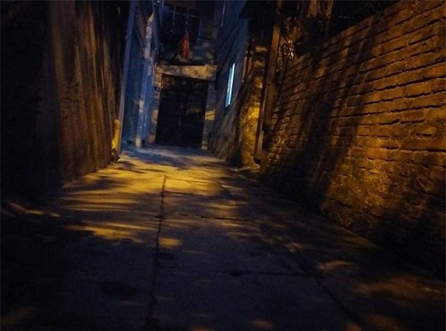 xom tro be 10 tuoi bi bao hanh: "phong do hay co tieng dong la, tre khoc thet trong dem" - 1