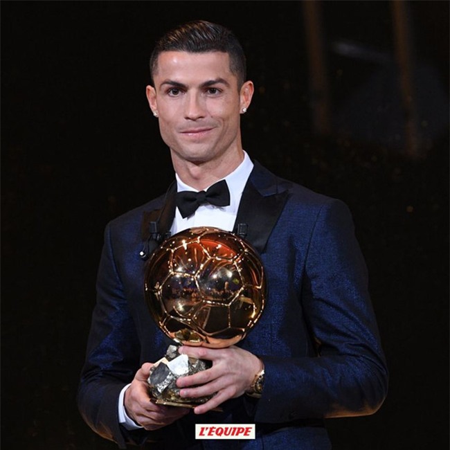 Ronaldo gianh Qua bong vang thu 5, can bang ky luc cua Messi hinh anh 1