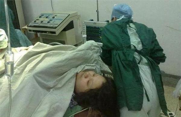 bi ngua nhung bac si cho thuoc khong uong, ba me hot hoang khi sinh ra con "da xanh" - 1