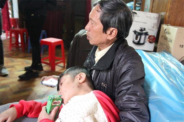 nhung vet thuong tren co the be trai 10 tuoi bi bao hanh ai nhin thay cung xot xa - 13