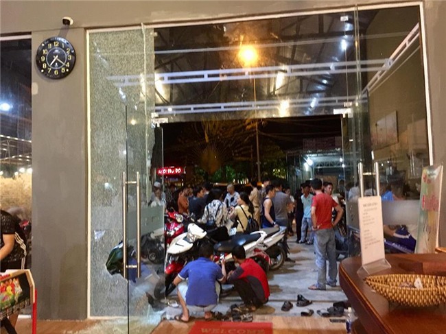 Clip: Cô gái thoát chết trong gang tấc khi xe bán tải lao thẳng vào sân phòng gym - Ảnh 4.