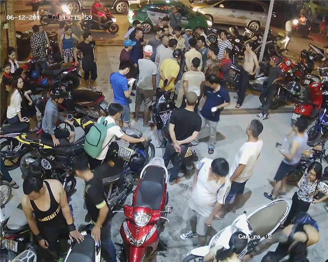 Clip: Cô gái thoát chết trong gang tấc khi xe bán tải lao thẳng vào sân phòng gym - Ảnh 5.