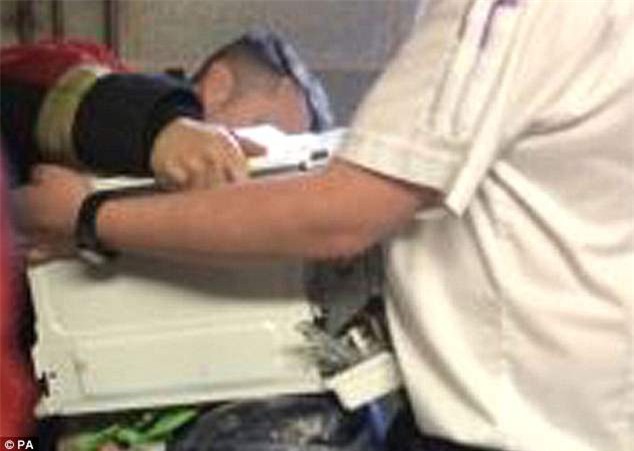 Chơi lầy lấy tiếng, thanh niên trét xi măng lên đầu, rúc vào lò vi sóng rồi phải nhờ 911 giải cứu - Ảnh 2.