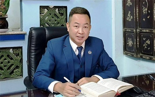 Bạo hành con trai 10 tuổi đến rạn sọ não, bố đẻ và người mẹ kế đối diện mức án 3 năm tù giam - Ảnh 4.