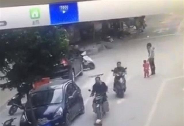 cho con di ve sinh giua duong, me con mai buon dien thoai khien be bi tai nan thuong tam - 1