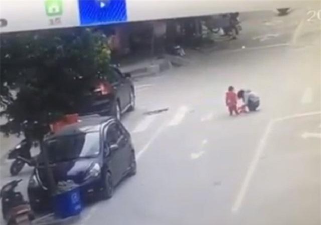 cho con di ve sinh giua duong, me con mai buon dien thoai khien be bi tai nan thuong tam - 2