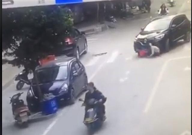 cho con di ve sinh giua duong, me con mai buon dien thoai khien be bi tai nan thuong tam - 3