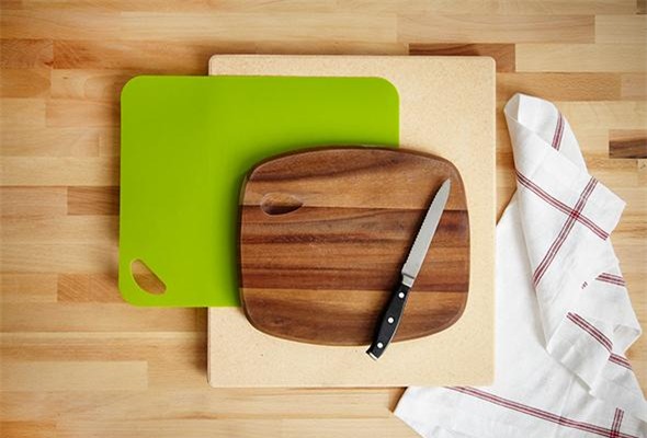 Bạn sẽ từ bỏ ngay việc làm sạch thớt bằng nước rửa bát sau khi biết sự thật này - Ảnh 1.