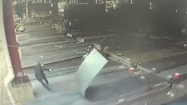 Clip: Khoảnh khắc người đàn ông thoát chết trong gang tấc - Ảnh 1.