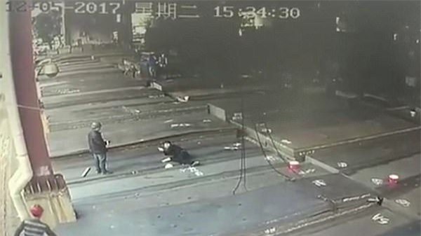 Clip: Khoảnh khắc người đàn ông thoát chết trong gang tấc - Ảnh 2.