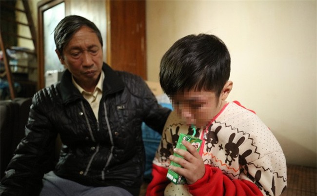 Hãy nhìn thật kỹ vào những vết sẹo của em bé bị bạo hành, bạn sẽ thấy cả sự vô cảm và bất lực của chính mình - Ảnh 2.