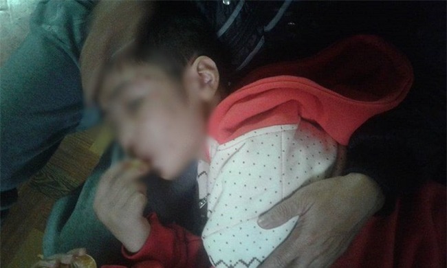 Bé trai bị bố và mẹ kế bạo hành đến rạn sọ não từng là học sinh xuất sắc, mong muốn được tiếp tục đến trường - Ảnh 1.