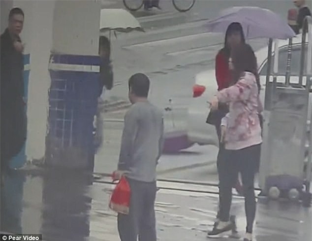 Tên cướp giật điện thoại xong chạy nhầm vào đồn cảnh sát vì chưa thuộc đường - Ảnh 4.