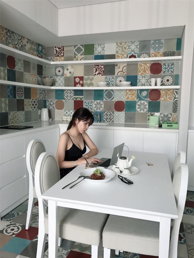 Từ sau khi nâng ngực, các người đẹp này diện đồ táo bạo hơn hẳn - Ảnh 4.