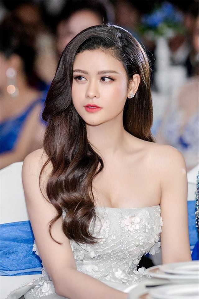 Từ sau khi nâng ngực, các người đẹp này diện đồ táo bạo hơn hẳn - Ảnh 7.