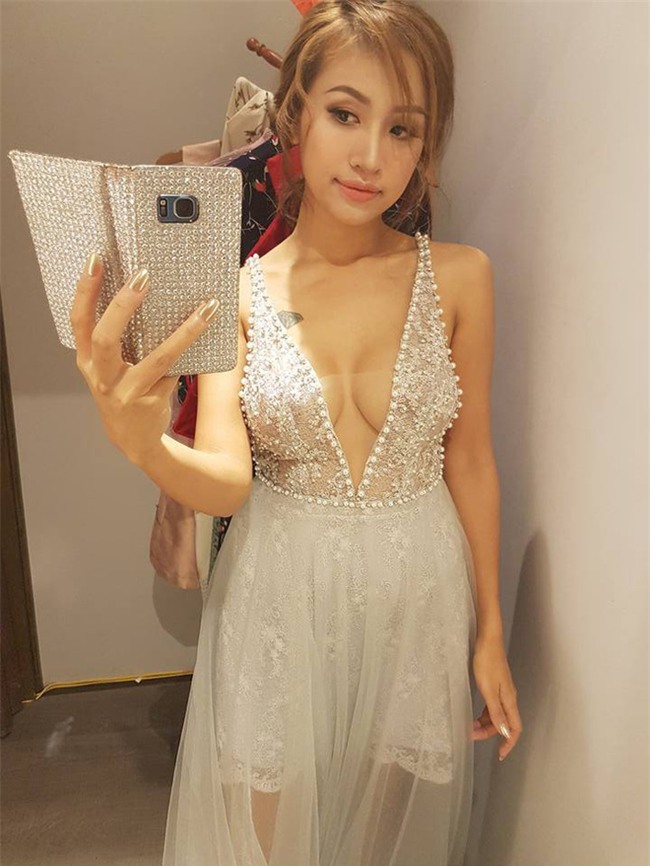 Từ sau khi nâng ngực, các người đẹp này diện đồ táo bạo hơn hẳn - Ảnh 9.