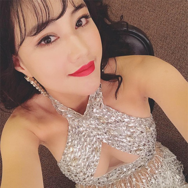 Từ sau khi nâng ngực, các người đẹp này diện đồ táo bạo hơn hẳn - Ảnh 15.