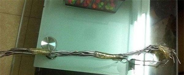 can canh nhung vat dung bo de va me ke dung de bao hanh be trai 10 tuoi - 1