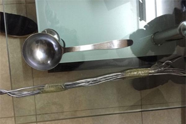 can canh nhung vat dung bo de va me ke dung de bao hanh be trai 10 tuoi - 2