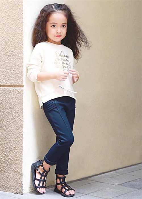 Mẫu nhí 6 tuổi gây tranh cãi vì quá biểu cảm khi cover ‘Sống xa anh chẳng dễ dàng’ - Ảnh 4.