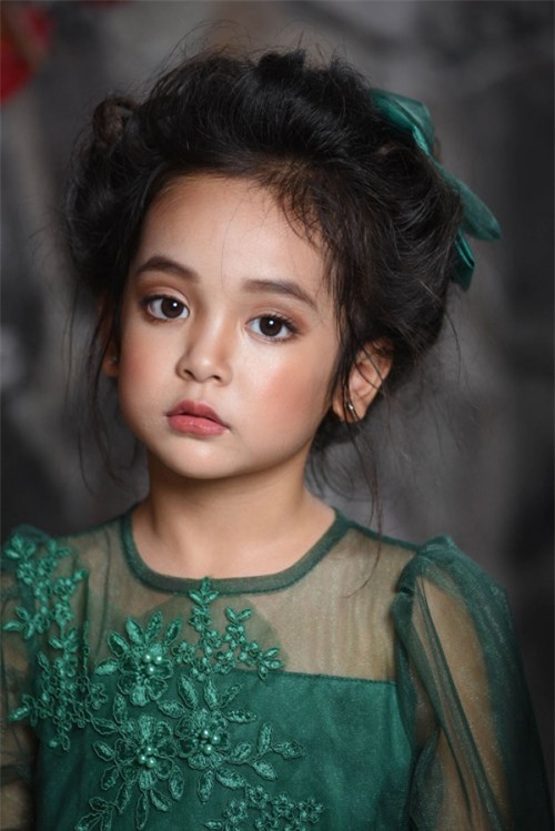 Mẫu nhí 6 tuổi gây tranh cãi vì quá biểu cảm khi cover ‘Sống xa anh chẳng dễ dàng’ - Ảnh 7.