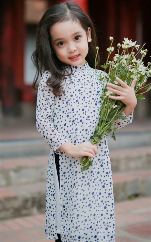 Mẫu nhí 6 tuổi gây tranh cãi vì quá biểu cảm khi cover ‘Sống xa anh chẳng dễ dàng’ - Ảnh 8.